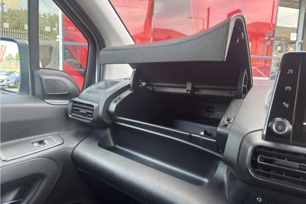 2020 Vauxhall Combo Life 1.5 Turbo D Elite XL MPV 5dr Diesel Auto Euro 6 (s/s) (130 ps) - Cloth, photo 26