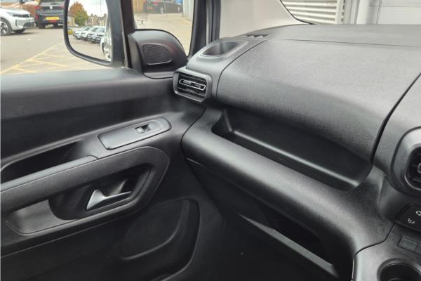 2021 Vauxhall Combo Life 1.2 Turbo Elite MPV 5dr Petrol Auto Euro 6 (s/s) (7 Seat) (130 ps) - Cloth, photo 24