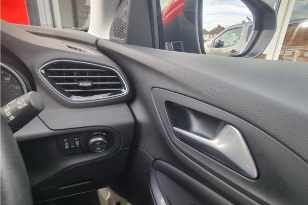 2018 Vauxhall Grandland X 1.2 Turbo Sport Nav SUV 5dr Petrol Manual Euro 6 (s/s) (130 ps) - Cloth/Leather, photo 33