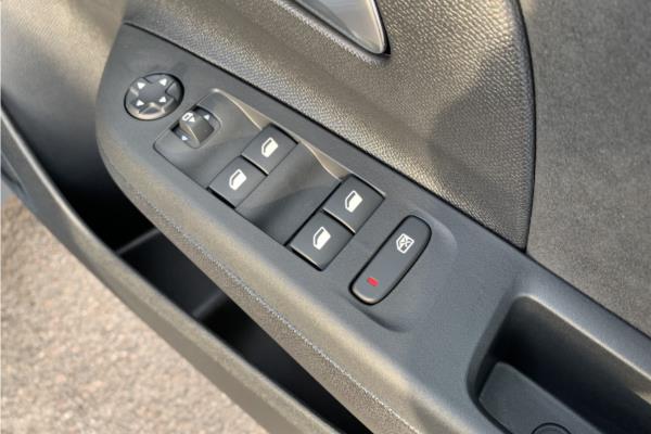 2025 Vauxhall Corsa 1.2 MHEV Ultimate Hatchback 5dr Petrol Hybrid e-DCT Euro 6 (s/s) (100 ps) - Alcantara Seat, photo 21