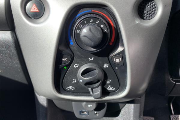 2018 Citroen C1 1.2 PureTech Feel Hatchback 5dr Petrol Manual (82 ps)-sequence-15
