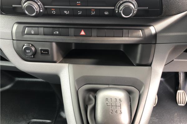 2019 VAUXHALL VIVARO - Curtiba Tritone, photo 16