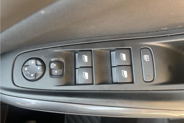 2020 Vauxhall Grandland X 1.6 13.2kWh Ultimate Nav SUV 5dr Petrol Plug-in Hybrid Auto 4WD Euro 6 (s/s) Hybrid4 (300 ps) - Berson Black, photo 31