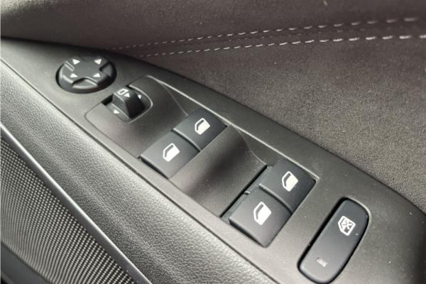 2022 Vauxhall Crossland 1.2 Turbo Ultimate SUV 5dr Petrol Auto Euro 6 (s/s) (130 ps) - Cloth, photo 22